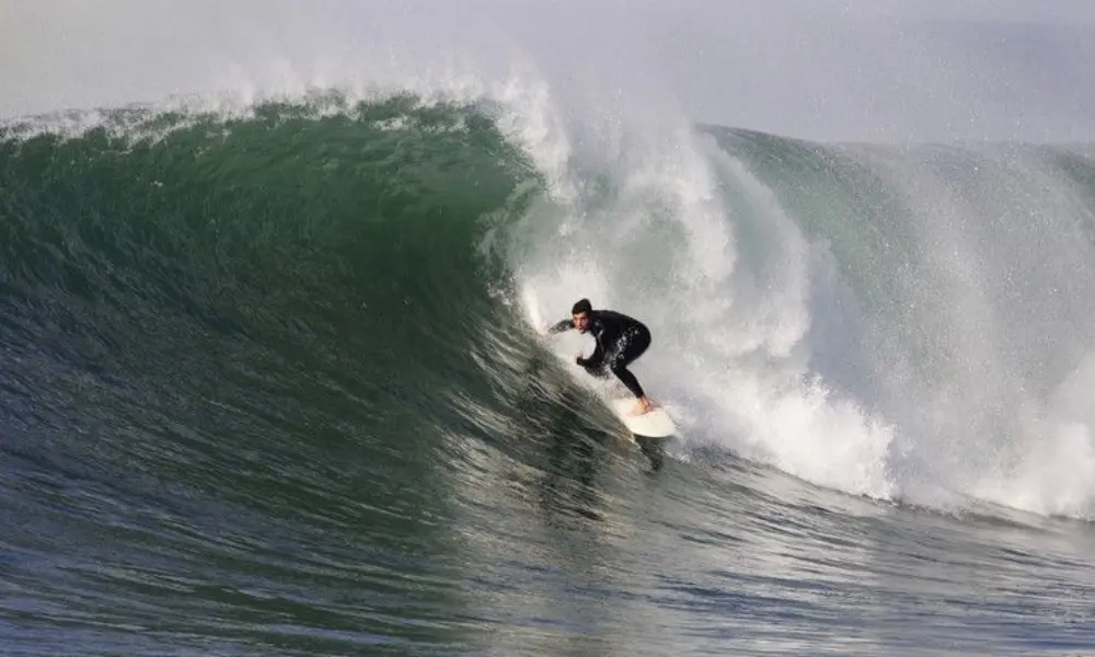 surfeur domptant une vague à Essaouira